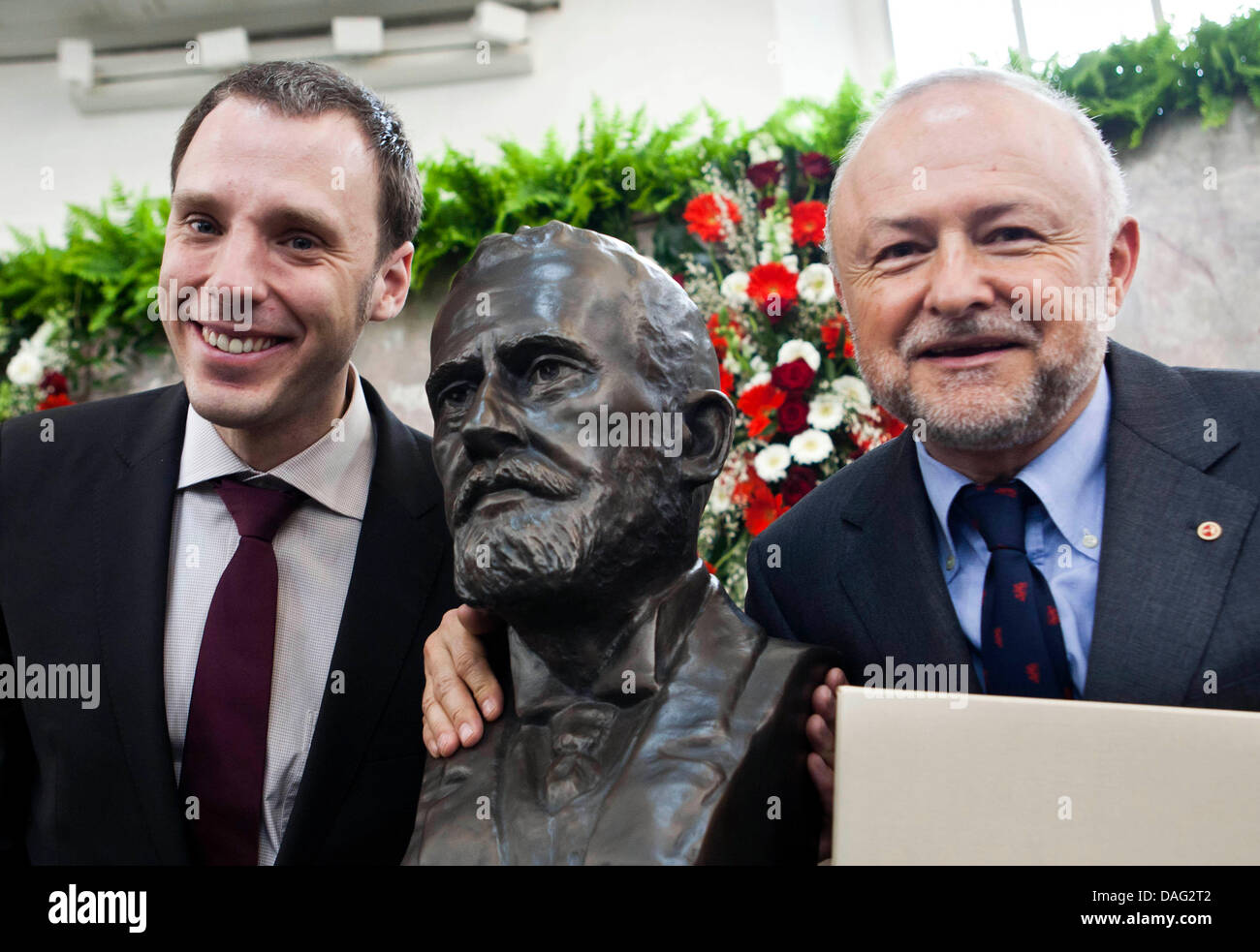 Farmacia italiana-biologo Cesare Montecucco (R) e il tedesco biophysicist Stephan Grill (L) sorriso con il Paul Ehrlich e Ludwig Darmstaedter premio in Francoforte sul Meno, Germania, 14 marzo 2011. Montecucco si è aggiudicata il grande medicina tedesco premio, del valore di 100.000 euro, per il suo lavoro su il tetano e altri pathogenes, dall'Università di Francoforte e il Paul Ehrhch Foundation ha annunciato. Grill ri Foto Stock