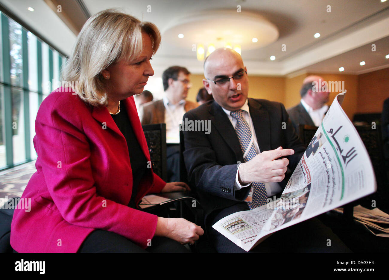 Il primo ministro del Land Renania settentrionale-Vestfalia, Hannelore Kraft (l), legge un giornale che riporta sulla sua visita insieme con con Mutasem Alashhab dalla diplomazia tedesca ufficio a Ramallah, Territori palestinesi, 9 marzo 2011. Il presidente del Bundesrat visite in Israele e Palestina su un periodo di cinque giorni di visita di stato. Foto: Oliver Berg Foto Stock