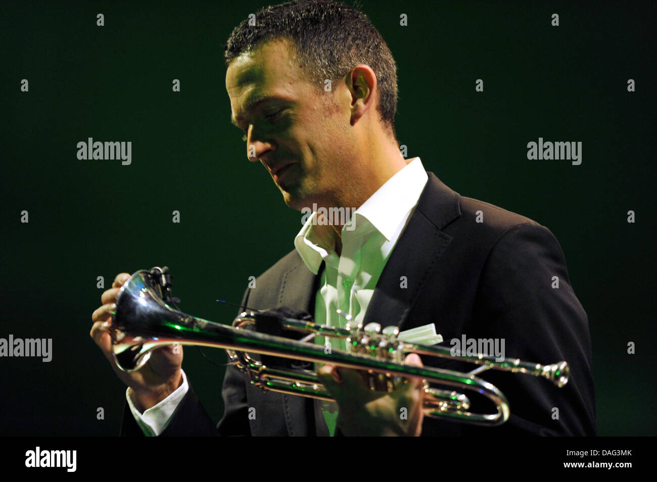 Il tedesco musicista jazz fino a Broenner gioca sulla sua tromba durante la prima performance del suo tour in Germania a Francoforte, Germania, 15 marzo 2011. Broenner ha presentato il suo nuovo album "Alla fine della giornata". Foto: Dedert Arnde Foto Stock