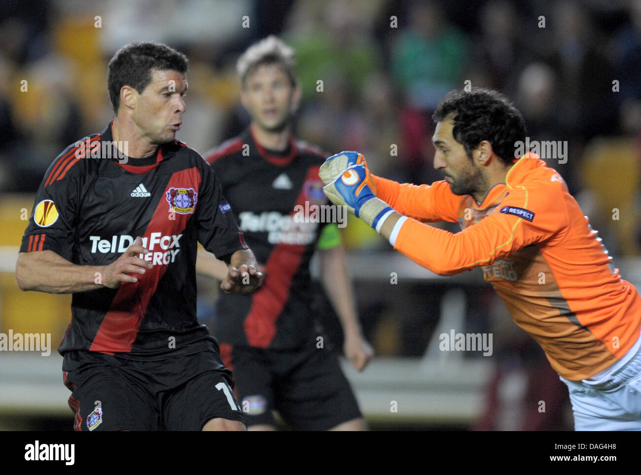 Leverkusen Michael Ballack (L) e il portiere Diego Lopez del Villarreal lotta per la sfera durante UEFA Europa League round di sedici seconda gamba corrispondono a Bayer 04 Leverkusen vs Villarreal C.F. Al Madrigal stadio in Villarreal, Spagna, il 17 marzo 2011. Villareal ha vinto la seconda gamba con 2-1 e si sposta fino ai quarti di finale vincendo 5-3 sull'aggregato. Foto: Federico Gambarini Foto Stock