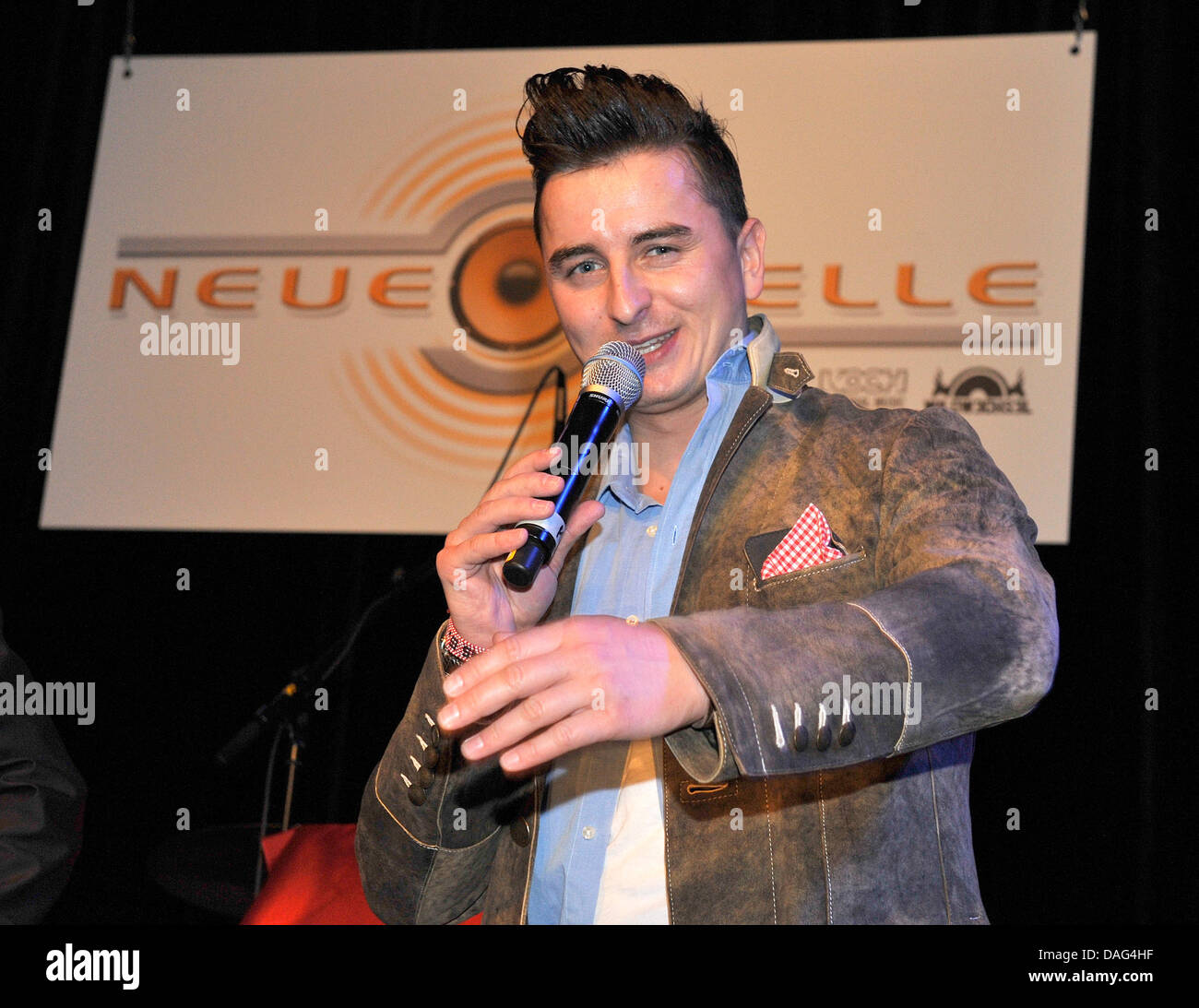 Cantante austriaco Andreas Gabalier gesti in occasione di una riunione di Koch Universal Music a Monaco di Baviera, Germania, 17 marzo 2011. Foto: Volker Dornberger Foto Stock