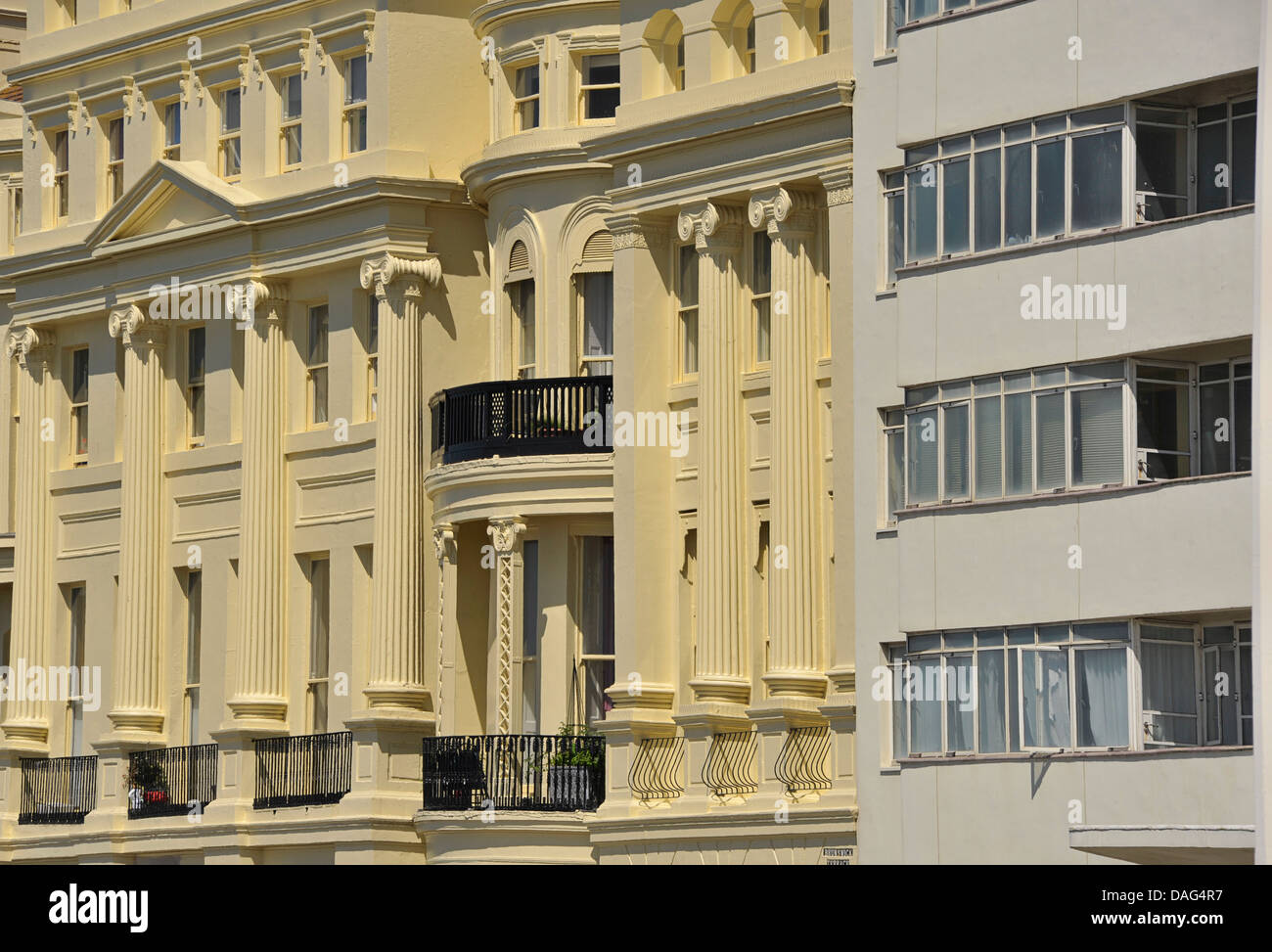 La giustapposizione. Architettura georgiana di Brunswick terrazza, Hove adiacente agli anni Trenta del Novecento Art Deco Embassy corte, Brighton. Inghilterra Foto Stock