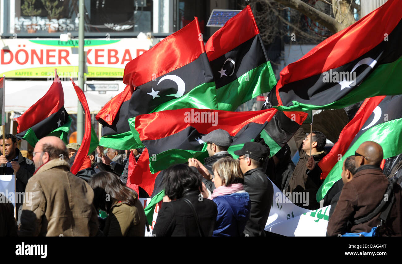 Con le bandiere e gli striscioni, Berlino comunità libica proteste contro il regime violento di Muammar Gheddafi e mostra la propria solidarietà con i ribelli libici durante una dimostrazione a Adenauerplatz a Berlino, Germania, 19 marzo 2011. Foto: SOEREN STACHE Foto Stock