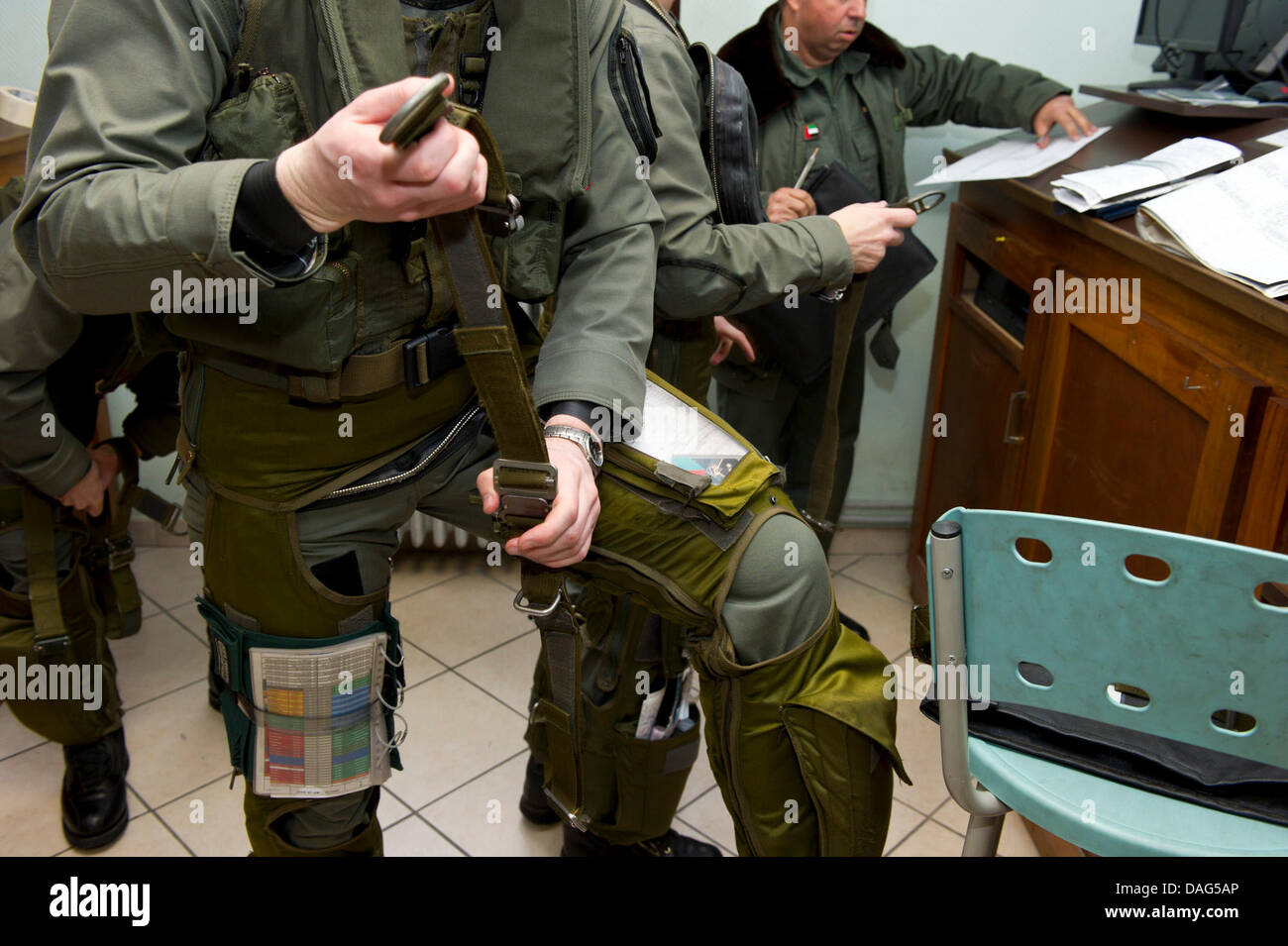 I piloti francesi che volerà un miraggio 2000-5 jet militare subiscono ultimi preparativi prima del decollo al francese home airbase a Digione Francia, 19 marzo 2011. I getti stanno per essere utilizzate in un intervento militare in Libia contro Gheddafi per assicurare una no-fly zone sulla Libia. Secondo la non-ufficiale di record, i primi getti aveva già raggiunto lo spazio aereo sopra la Libia mentre la secur Foto Stock