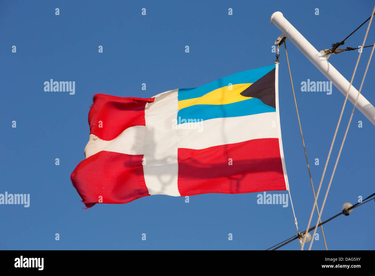In Oman Salalah, MV Minerva, bandiera delle Bahamas battenti dal montante di sollevamento Foto Stock