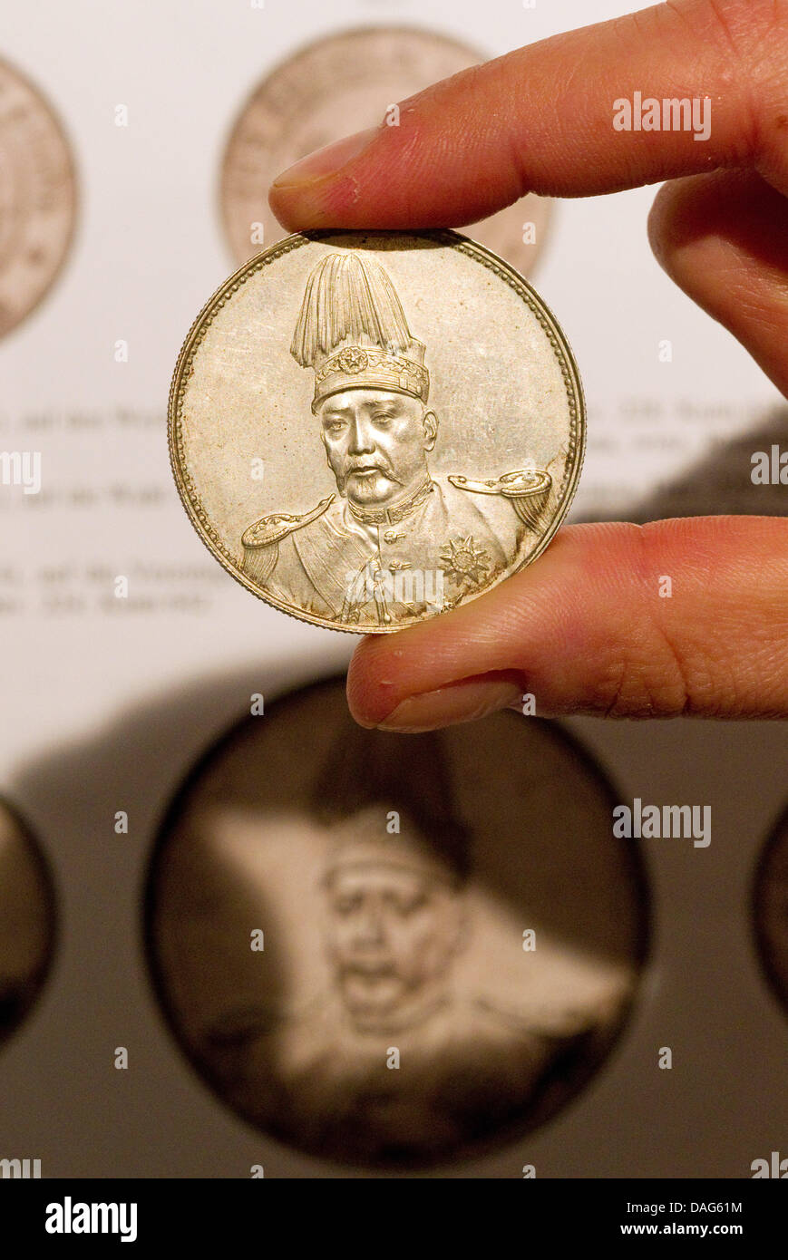 Casa d'aste Kuenker dipendente presenta una sola Cina Dollaro moneta da 1916 recanti la somiglianza del leader militare e politico Yuan Shikai a Osnabrück, Germania, 15 marzo 2011. La moneta è un sei ducat dal 1644, coniate sotto la regina Cristina di Svezia a Riga. Monete e medaglie che vale la pena di sette milioni di euro in totale vengono svenduti a casa d'aste Kuenker a spri annuale Foto Stock