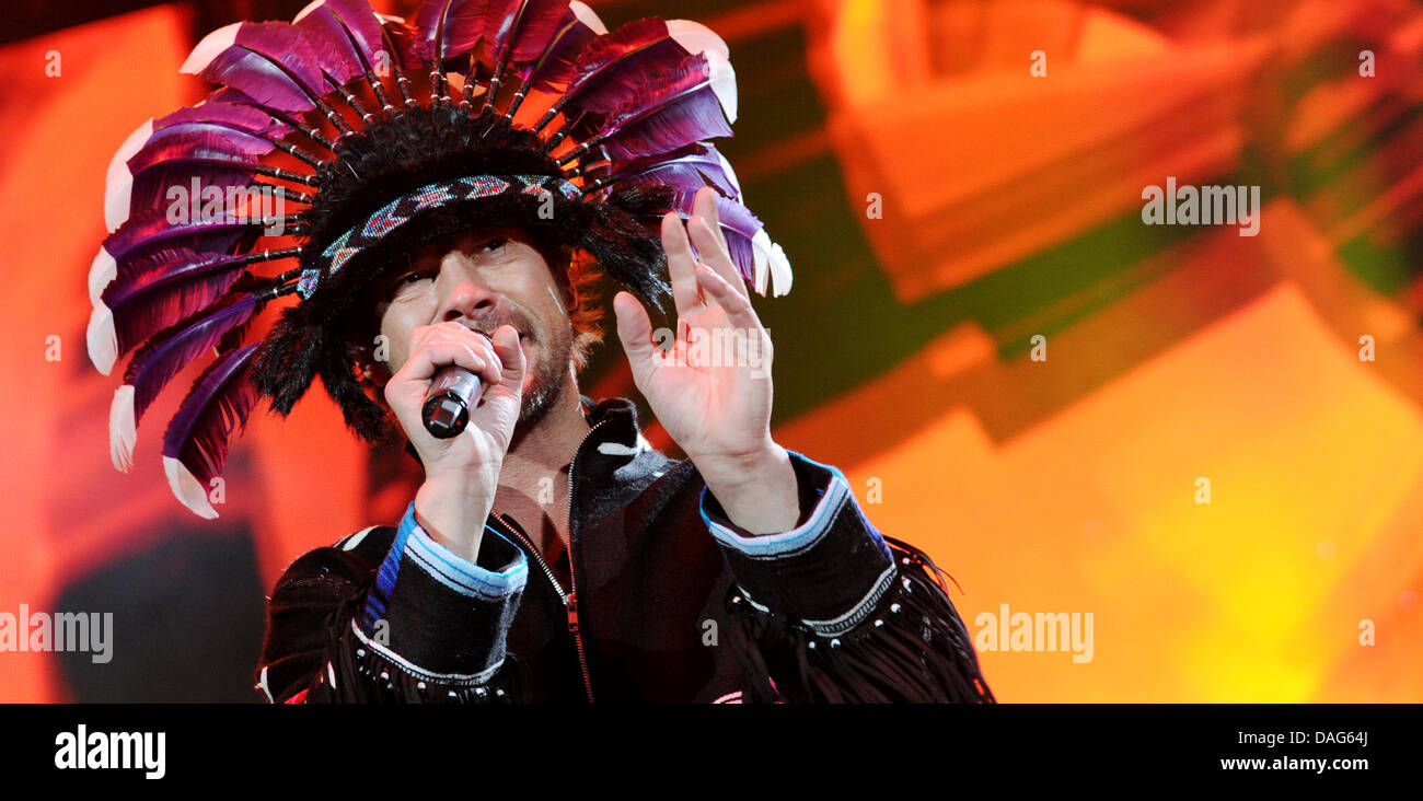 Il cantante della band britannica Jamiroquai, Jay Kay, esegue sul palco di O2 World Arena concerto di Amburgo, Germania, 21 marzo 2011. Nel corso delle loro 'Rock Durst Stella luminosa Tour', la band si esibirà anche a Monaco di Baviera, Stoccarda, Berlino, Oberhausen, Mainz e Ulm. Foto: Angelika Warmuth Foto Stock