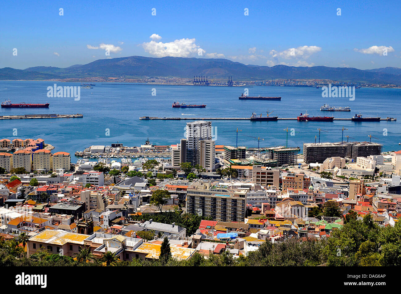 Le petroliere nel bar di Gibilterra, la terraferma spagnola in background, Gibraltar, Gibilterra Foto Stock