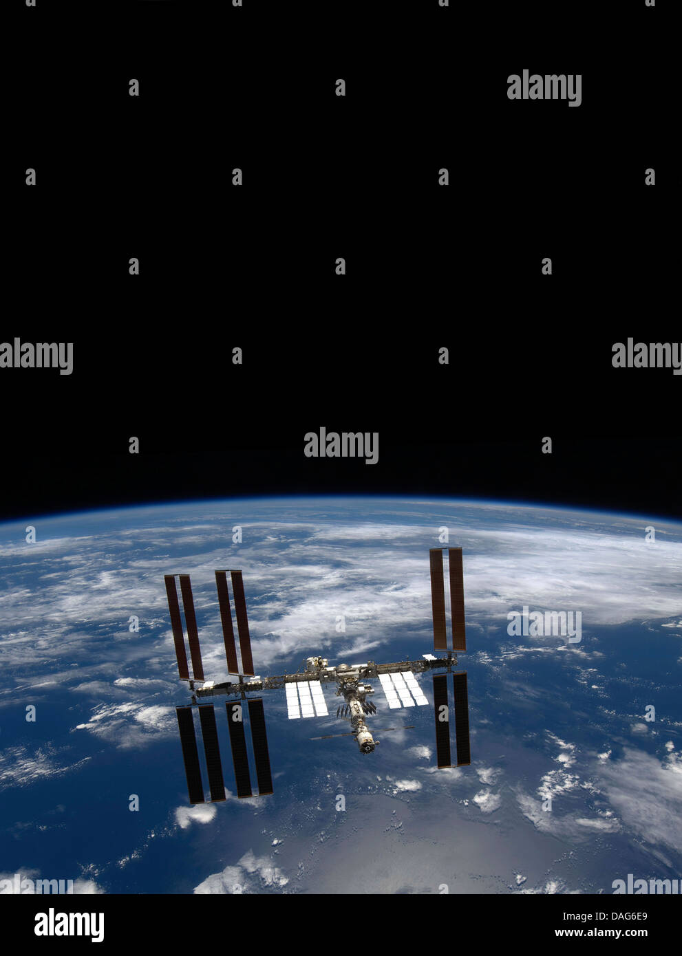 La massa e la nerezza di spazio, la stazione spaziale internazionale. Versione ottimizzata di un originale immagine della NASA. Credit NASA Foto Stock