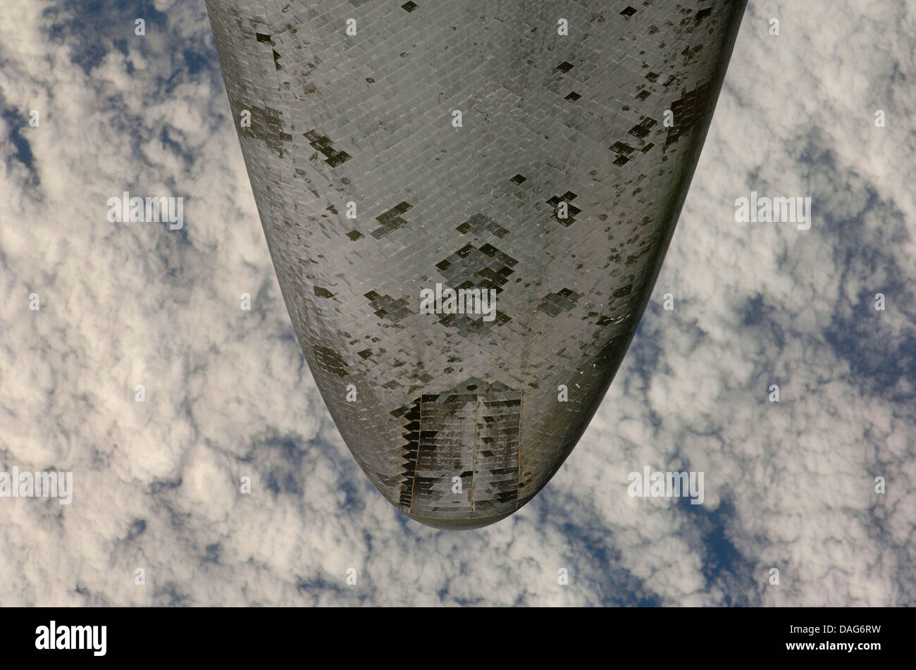 Underbelly della navetta spaziale Endeavour fotografato per ispezione di routine. Versione ottimizzata di originale immagine della NASA la NASA di credito Foto Stock