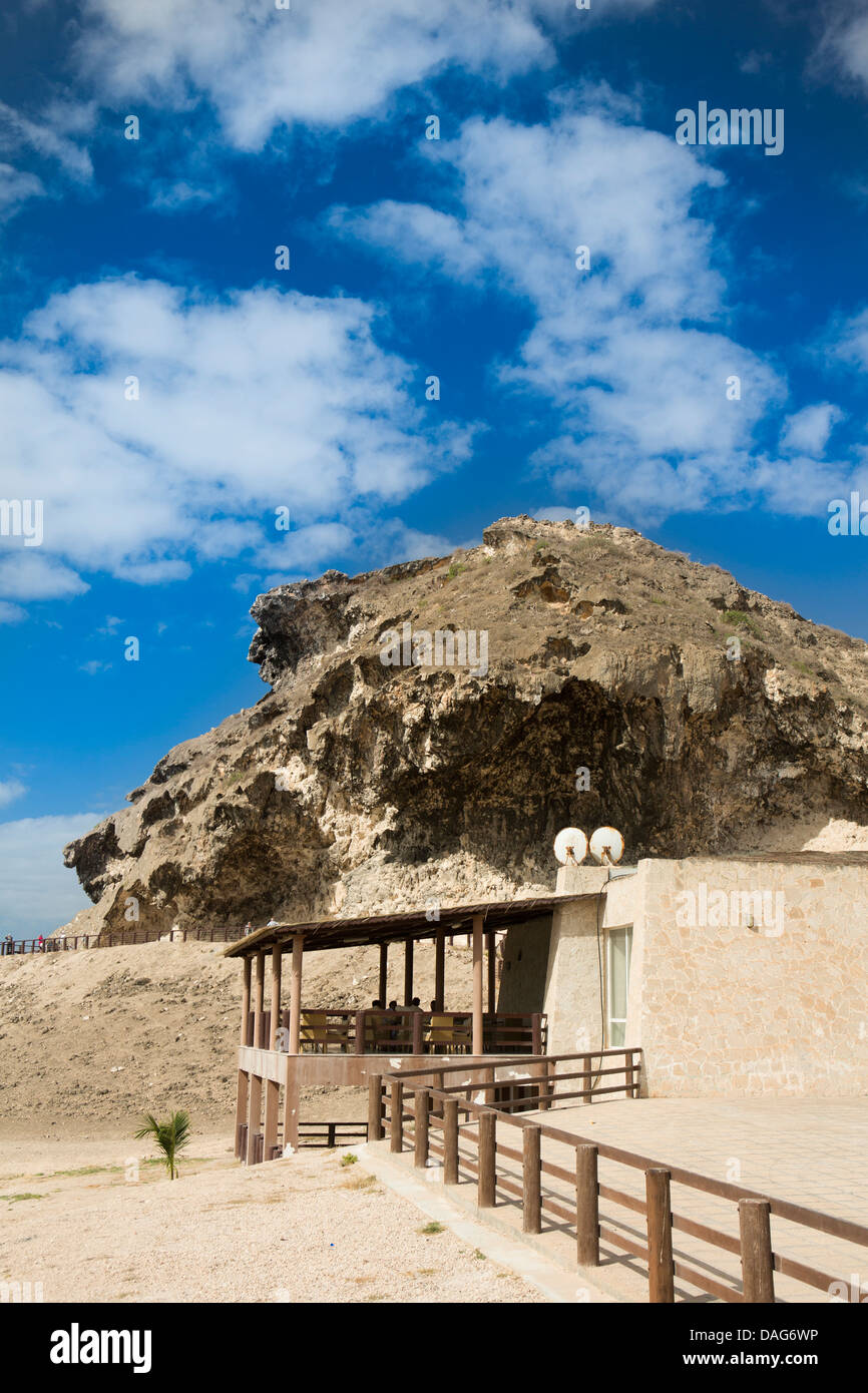 In Oman Salalah, Mughsail beach, drammatica formazione di roccia sotto le scogliere Foto Stock