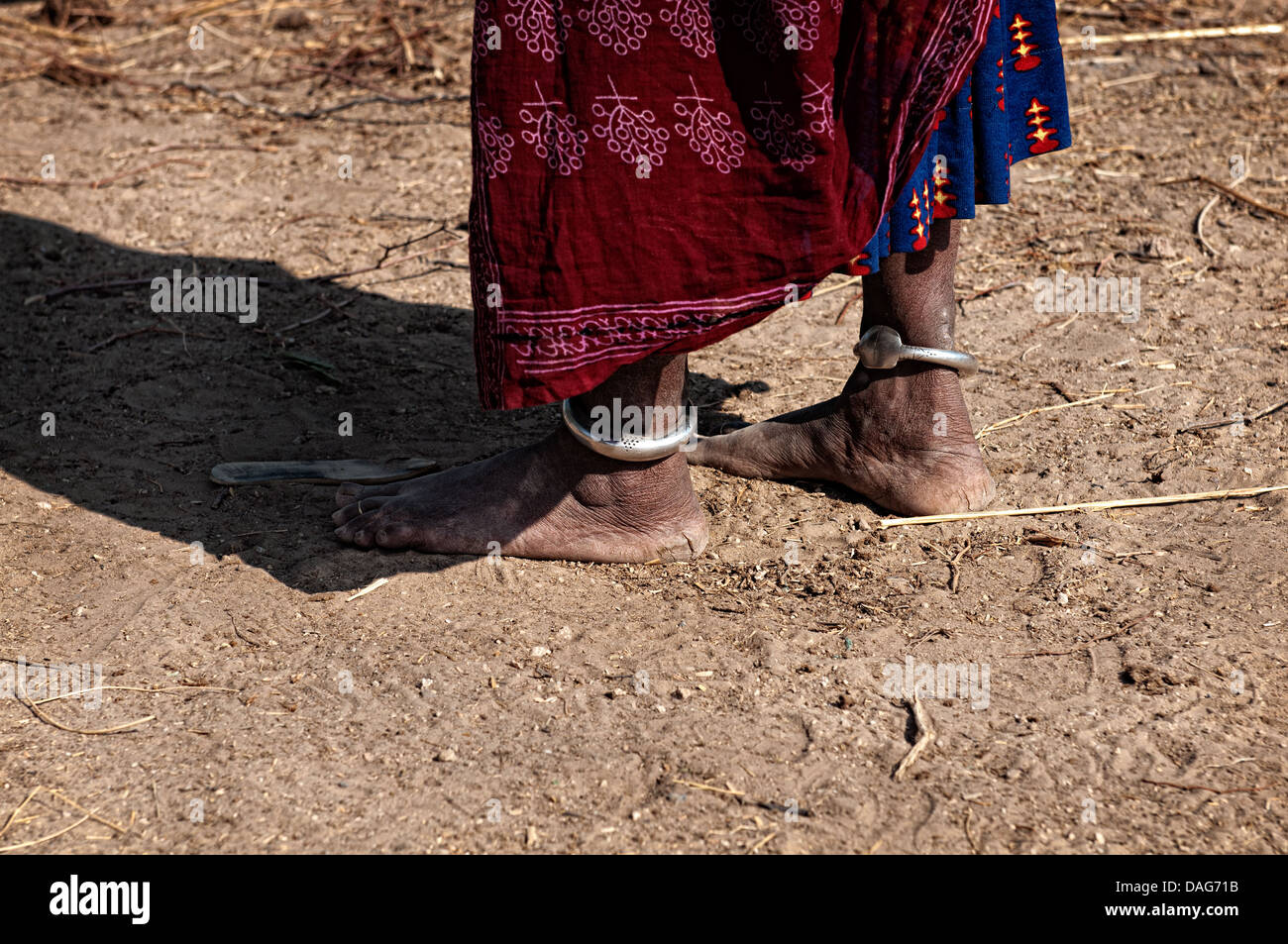 Rabari donna che indossa anklet braccialetti. Jodhpur, Rajasthan, India Foto Stock