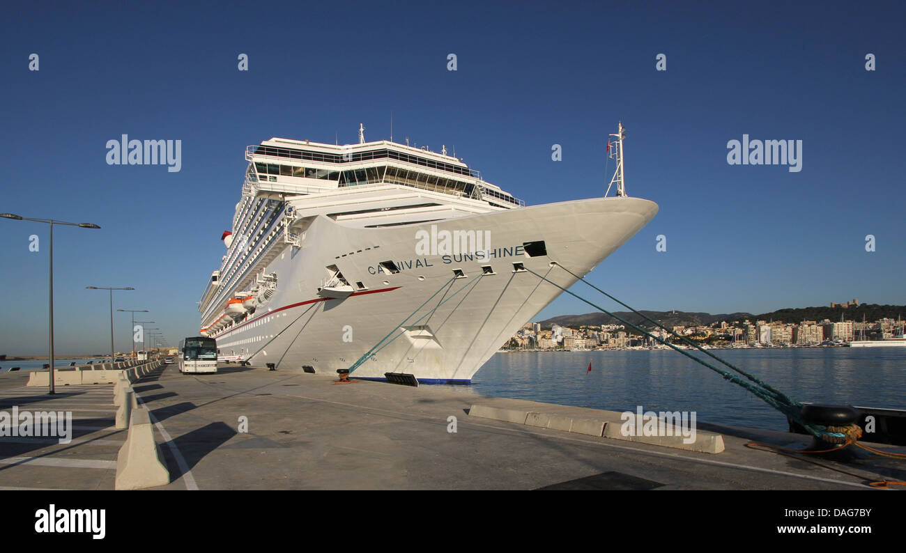 Carnival Cruises nave da crociera "Carnevale sole" (272 metri) - sulla banchina di ormeggio sulla nuova nave da crociera estensione quay - nel porto di Palma Foto Stock