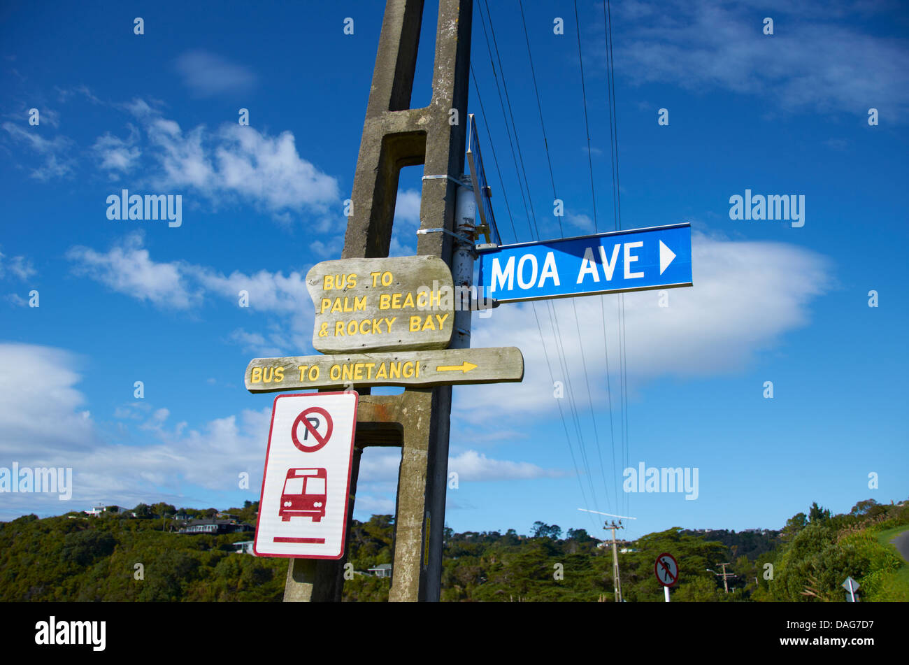 Indicazioni su un palo telefonico sull isola di Waiheke, Auckland, Nuova Zelanda Foto Stock