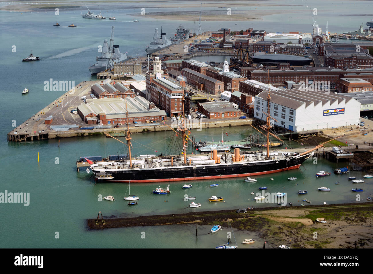 Una veduta aerea di Portsmouth Historic Dockyard e Royal Navy base sulla costa sud dell'Inghilterra. Foto Stock