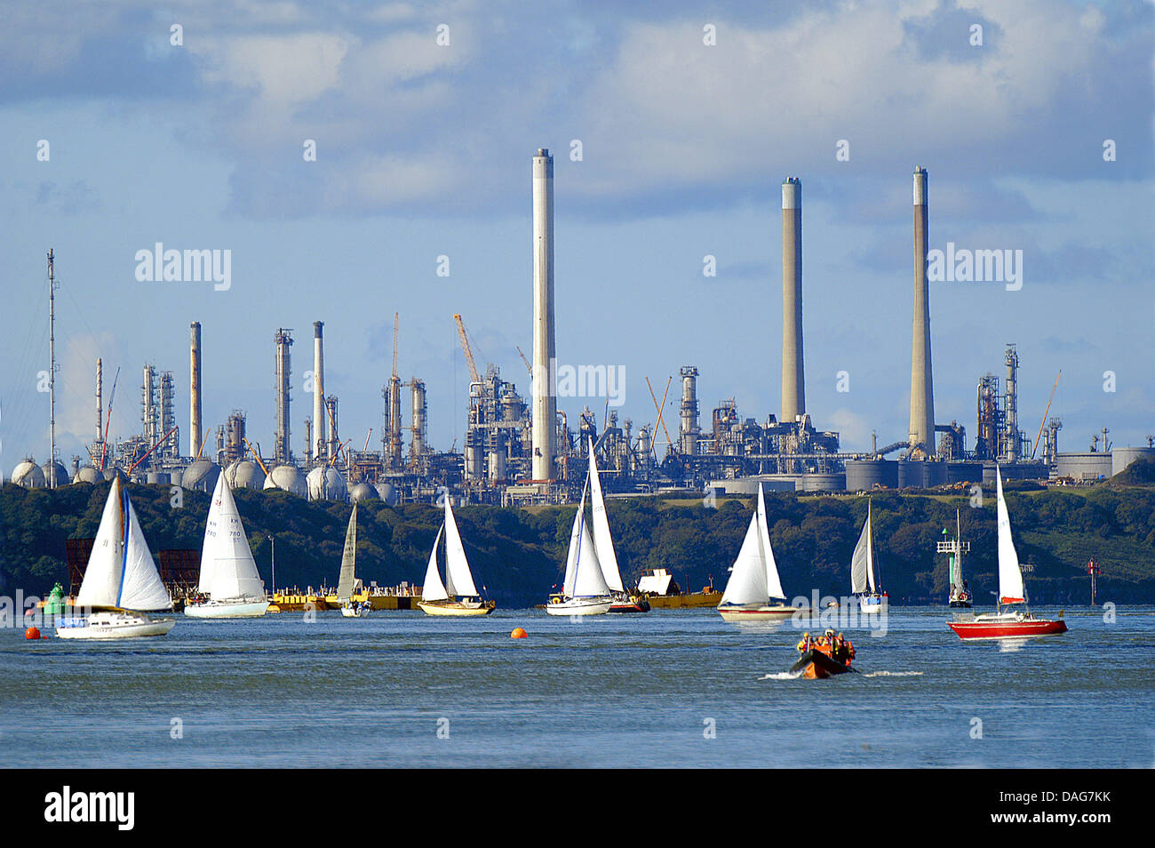 Yacht Race sul fiume Cleddau, raffineria di petrolio in background, Regno Unito, Galles Pembrokeshire Foto Stock