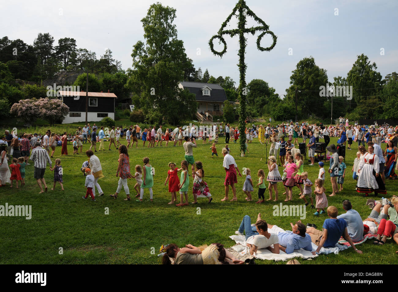 Ballando intorno Maypole durante la Festa di mezza estate in Svezia sulla piccola isola dell'arcipelago di Stoccolma chiamato Trandholmen Foto Stock