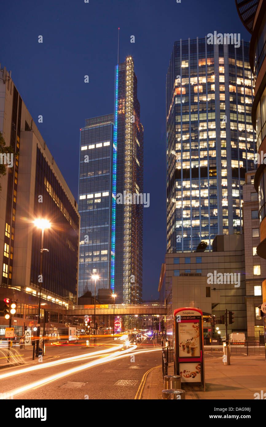 La città di Londra,il quartiere finanziario di notte-Assenzio Street,Inghilterra Foto Stock