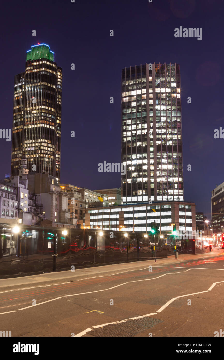 La camomilla strada di notte-nel quartiere finanziario,la City di Londra, Inghilterra Foto Stock
