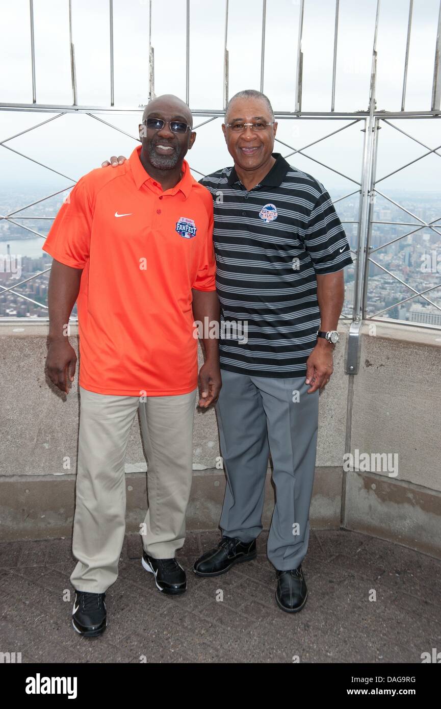 Manhattan, New York, Stati Uniti d'America. 12 Luglio, 2013. Baseball Hall of Famer OZZIE SMITH, NY Mets leggenda MOOKIE WILSON e il sig. La luce ha incontrato l'Empire State Building ''NY Mets blu e arancione'' per festeggiare l'inizio della MLB All-Star settimana, venerdì, 12 luglio, 2013. Credito: Bryan Smith/ZUMAPRESS.com/Alamy Live News Foto Stock