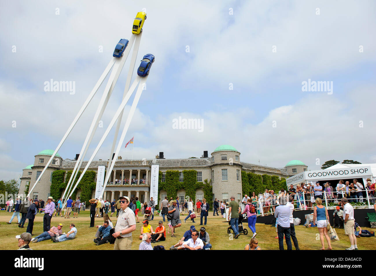 Chichester, Regno Unito. 12 Luglio, 2013. Una Porsche 50 anni di 911 statua che si trova nella parte anteriore della casa durante il giorno 1 del 2013 Goodwood Festival della Velocità nella motivazione della casa di Goodwood. Credit: Azione Plus immagini di sport/Alamy Live News Foto Stock