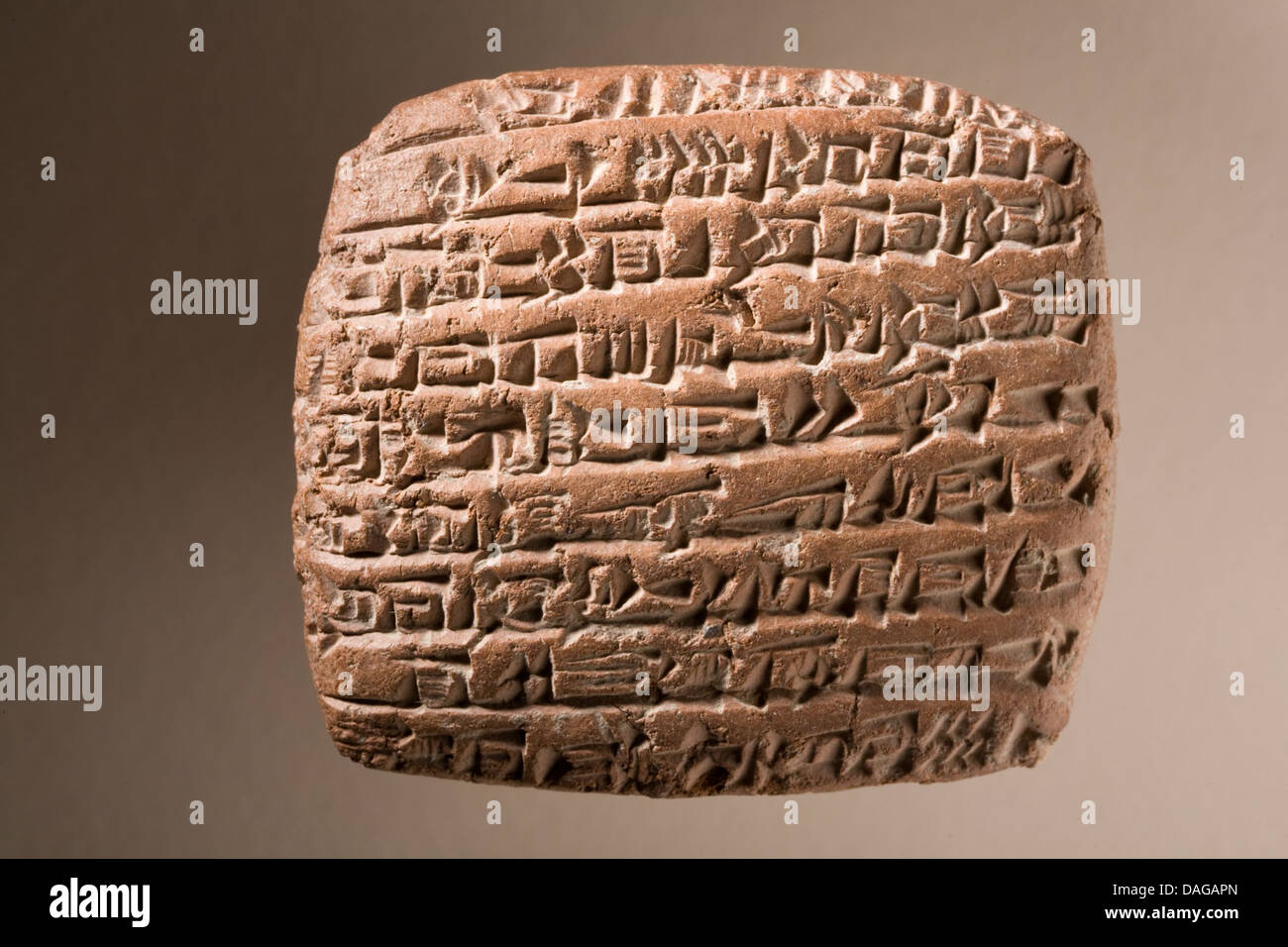 Questa tavoletta presenta un'iscrizione cuneiforme che mostra l'antica scrittura mesopotamica. Il testo fornisce informazioni sulle pratiche di comunicazione e sui sistemi burocratici dell'epoca. Foto Stock