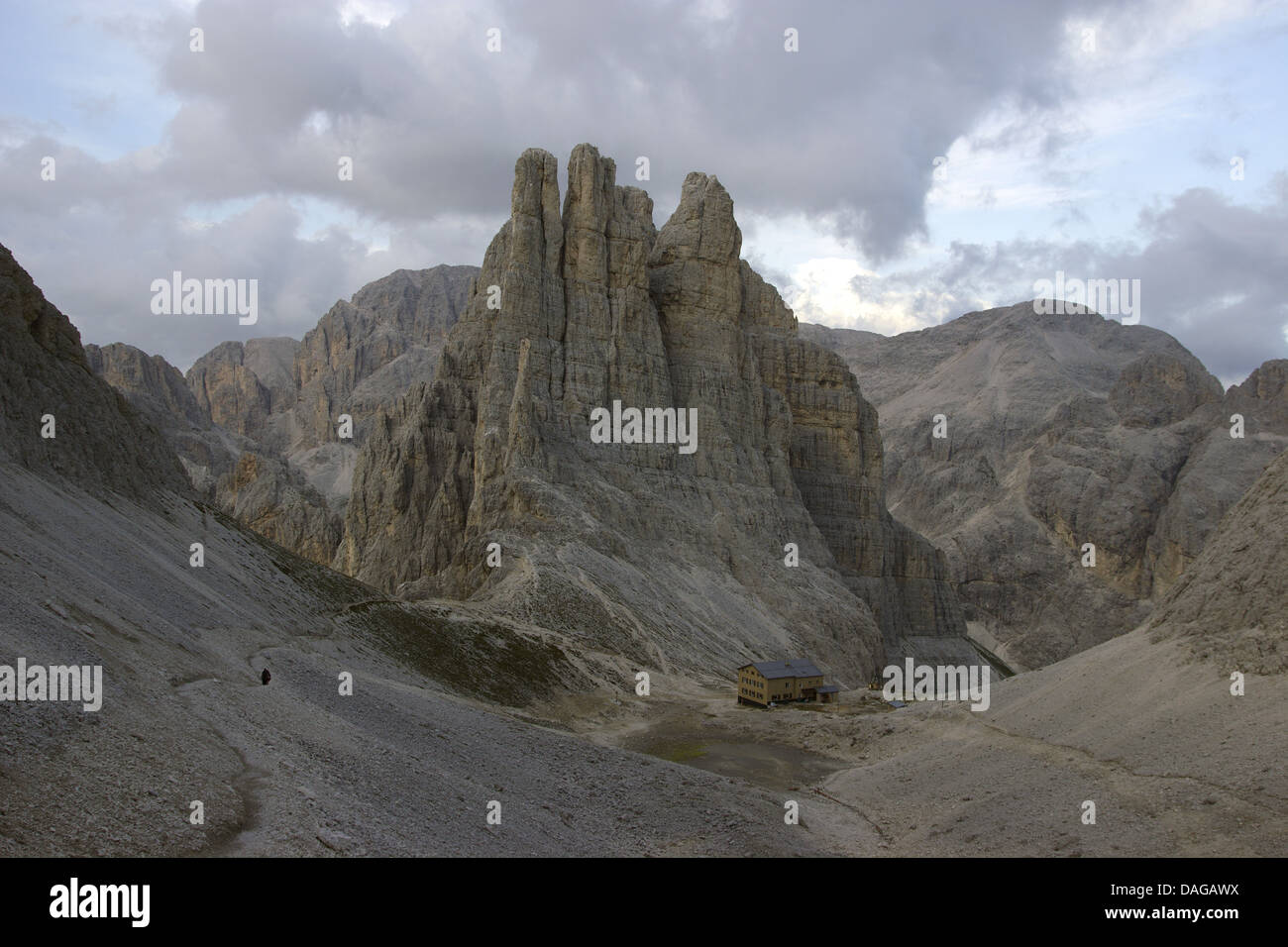 Vista da Santnerpass alle Torri di Vajolet e il Rifugio Re Alberto, gruppo del Catinaccio, Italia, Dolomiti Foto Stock