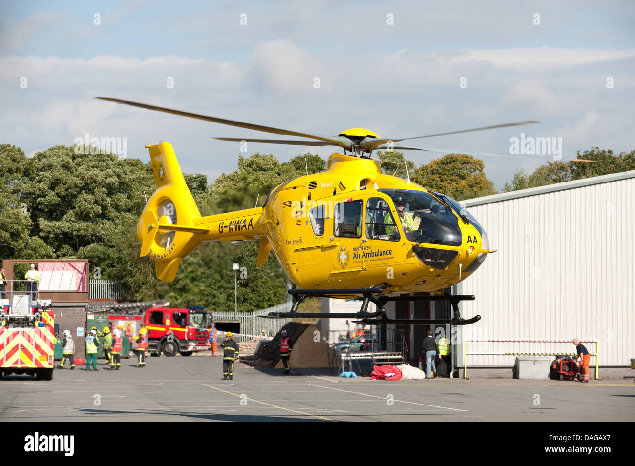Elicottero Helimed paramedico sbarco dei vigili del fuoco Foto Stock