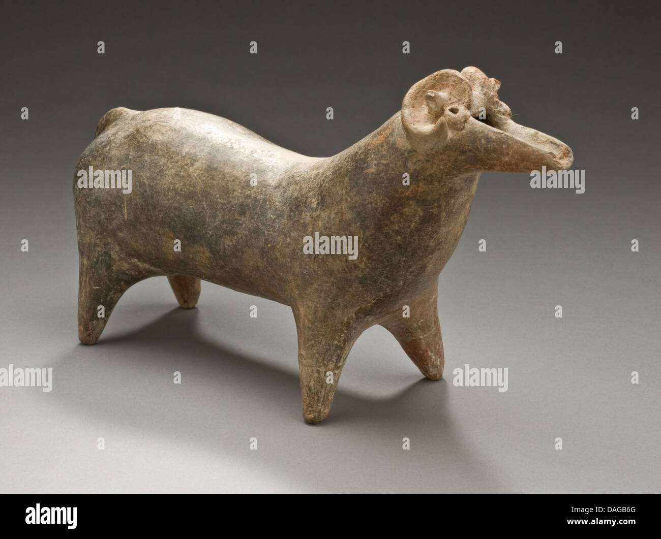 Questo vaso zoomorfo ha la forma di un ariete, che mostra l'uso di forme animali in antiche ceramiche. La nave dimostra aspetti sia funzionali che simbolici, riflettendo il significato culturale degli animali nell'arte antica. Foto Stock