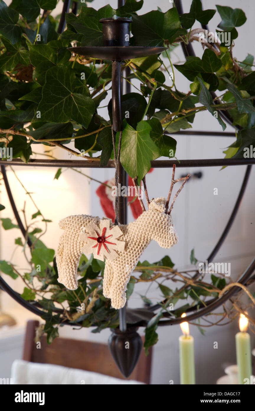 Ferro battuto sfera decorato con edera e fatto in casa cavallo a maglia decorazione di Natale Foto Stock