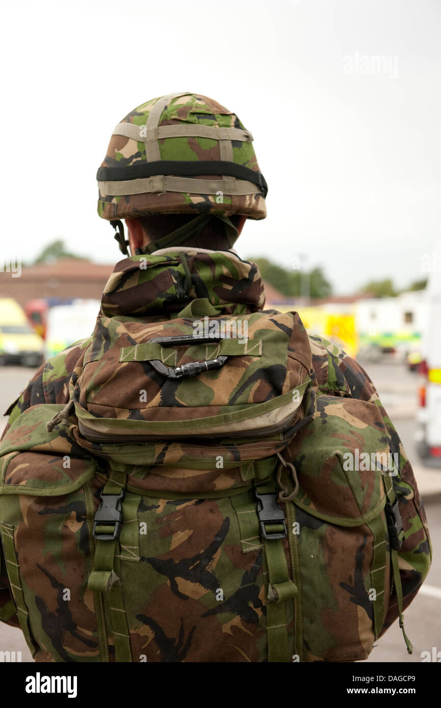 Esercito britannico soldato casco zaino camouflage Foto Stock