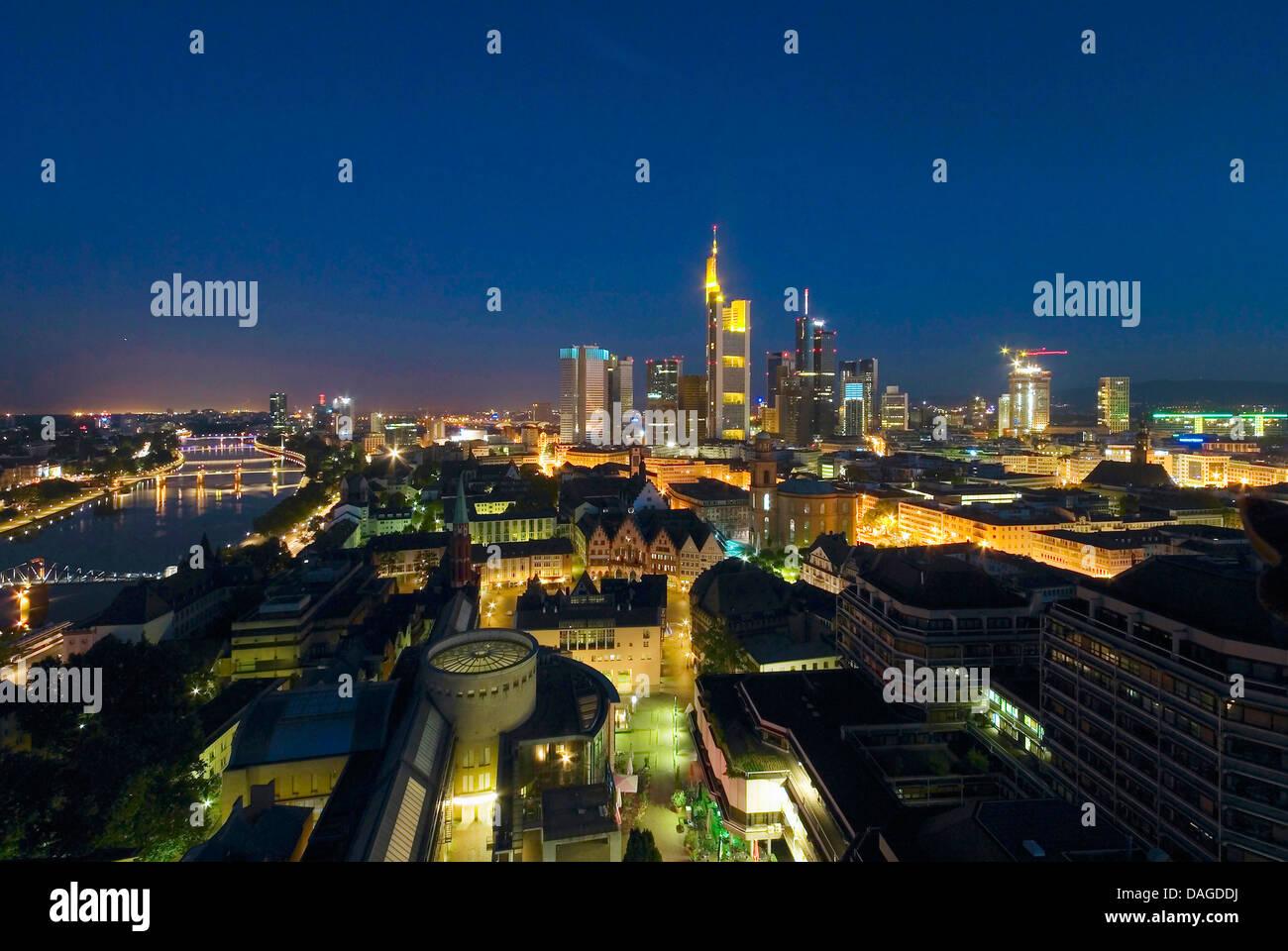 Vista sul centro della città di notte, Germania, Hesse, Frankfurt am Main Foto Stock