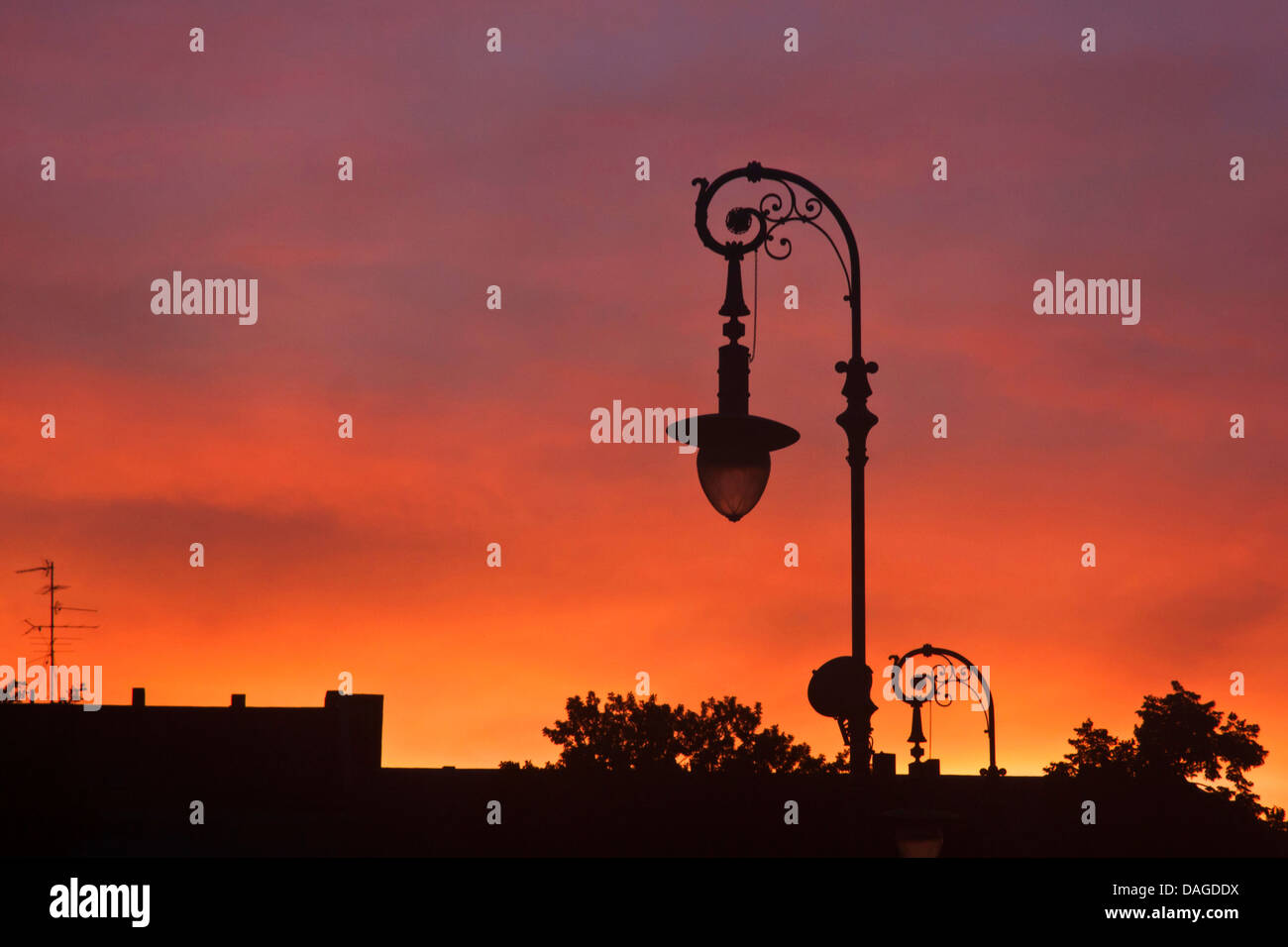 Silhouette di una vecchia strada lampada al tramonto, Germania Berlino Foto Stock