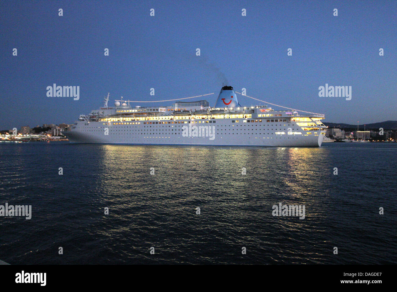 Thomson Cruises nave da crociera "Thomson Dream" ( 243 metri) - La mattina presto / pre-alba entrata nel porto di Palma de Mallorca Foto Stock