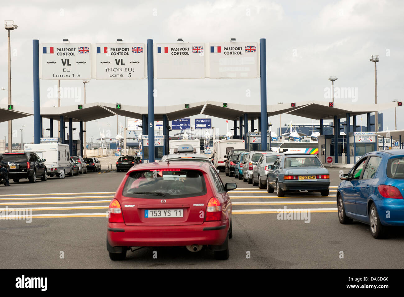 Francese Inglese controllo passaporti vetture Calais Francia Foto Stock