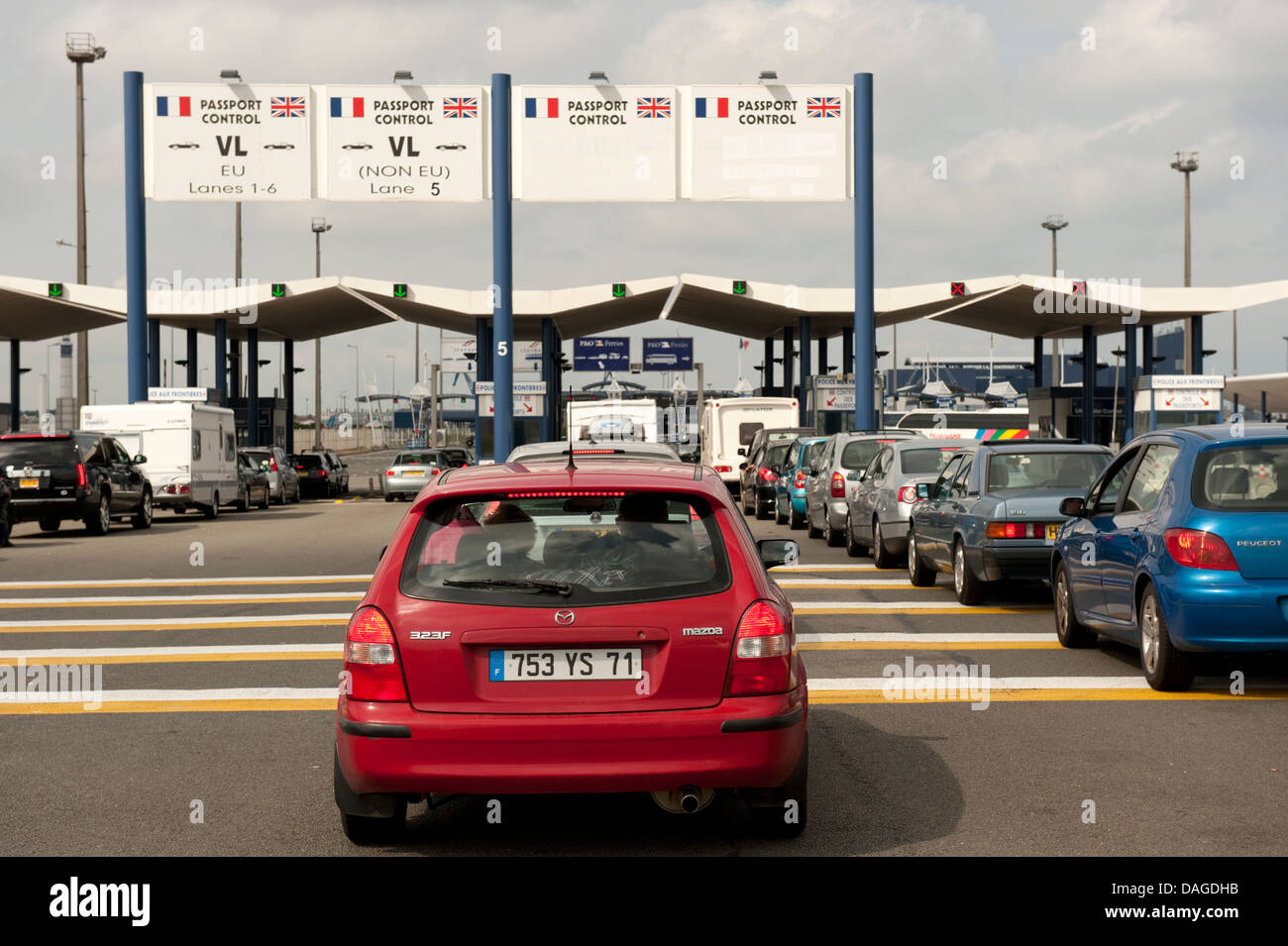 Francese Inglese controllo passaporti vetture Calais Francia Foto Stock