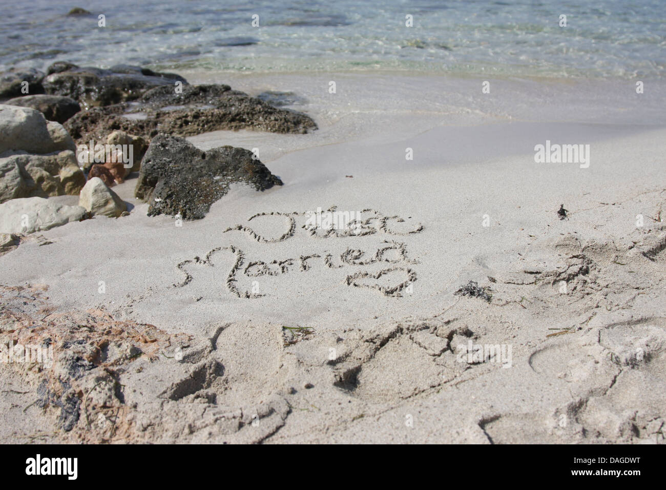 Appena sposati in sabbia sulla spiaggia Foto Stock