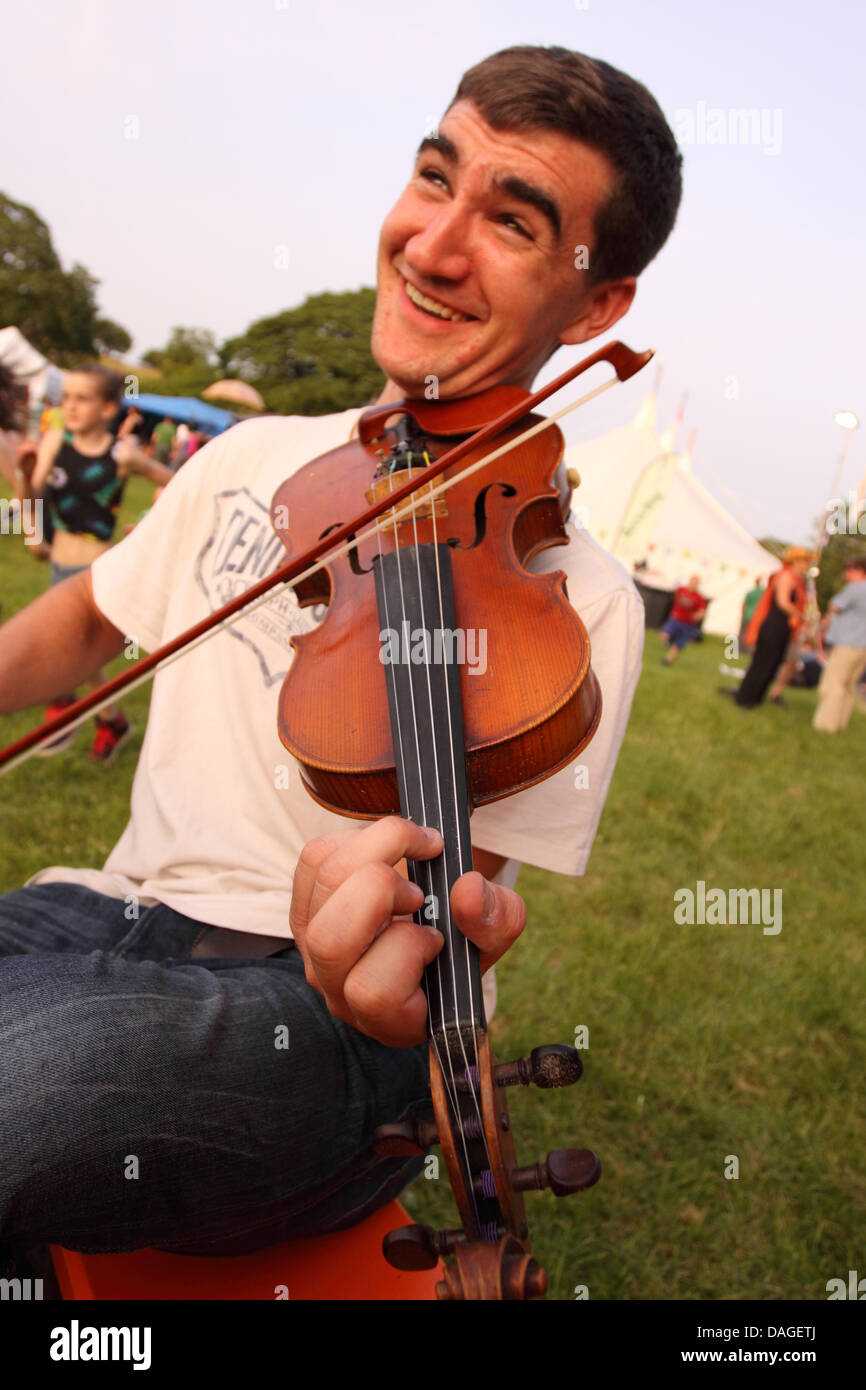 Priddy Folk Festival, Somerset, Regno Unito. Luglio 2013. Musicisti suonano musica dal vivo in serata estiva sun al Priddy Folk Festival Foto Stock