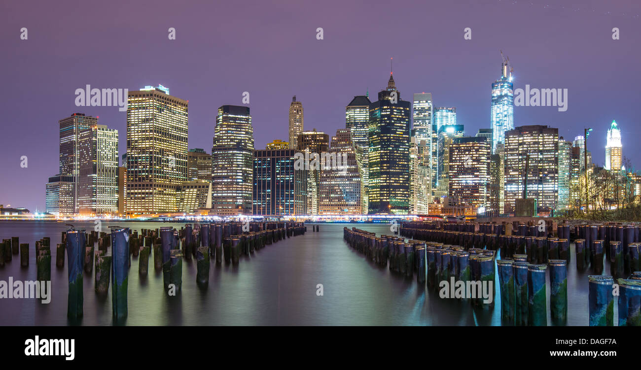 Inferiore dello skyline di Manhattan da tutta l'East River in New York City. Foto Stock
