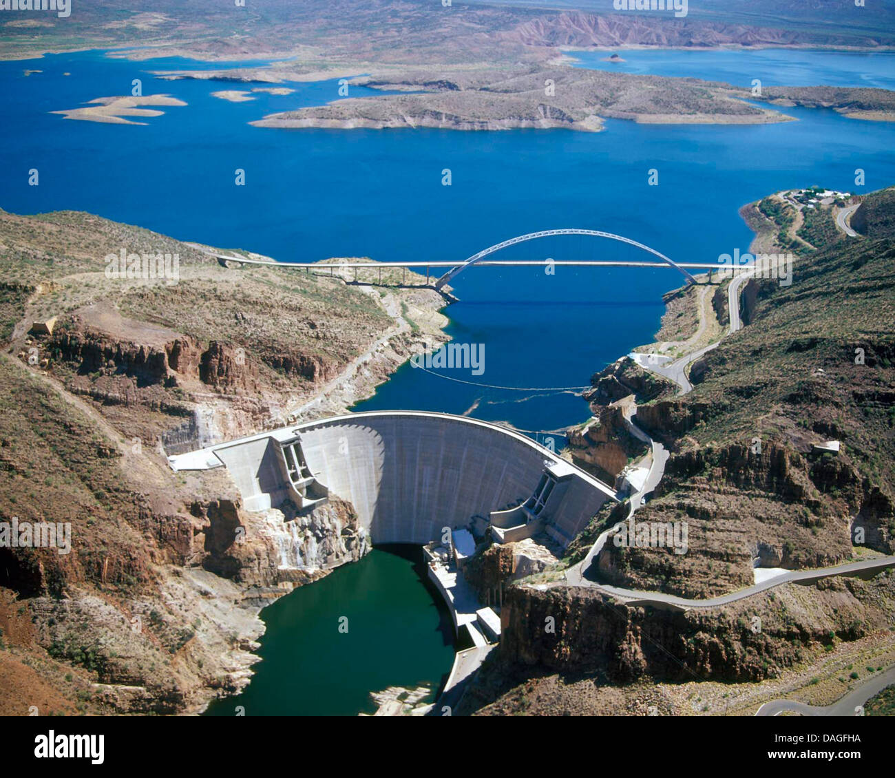 Vista aerea della Theodore Roosevelt diga sul fiume di sale si trova a circa 76 miglia a nord-est di Phoenix Giugno 15, 2004 in Globe, Arizona Foto Stock