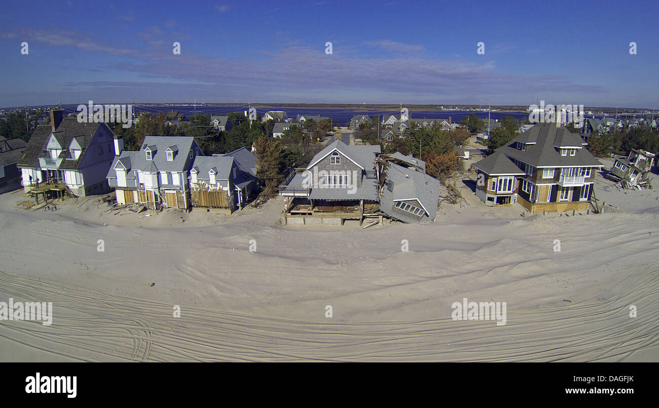 Case distrutte lungo il fronte spiaggia dopo l uragano di sabbia pulita continua fino all'indomani Marzo 28, 2013 in Mantoloking, NJ. Foto Stock