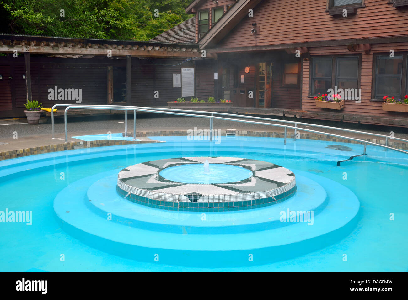 Acqua calda piscina presso la storica Sol Duc primavera calda. Il Parco nazionale di Olympic, Washington, Stati Uniti d'America. Foto Stock