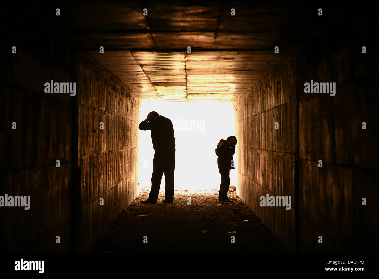 È disperata e impotente il padre e il figlio nel tunnel Foto Stock
