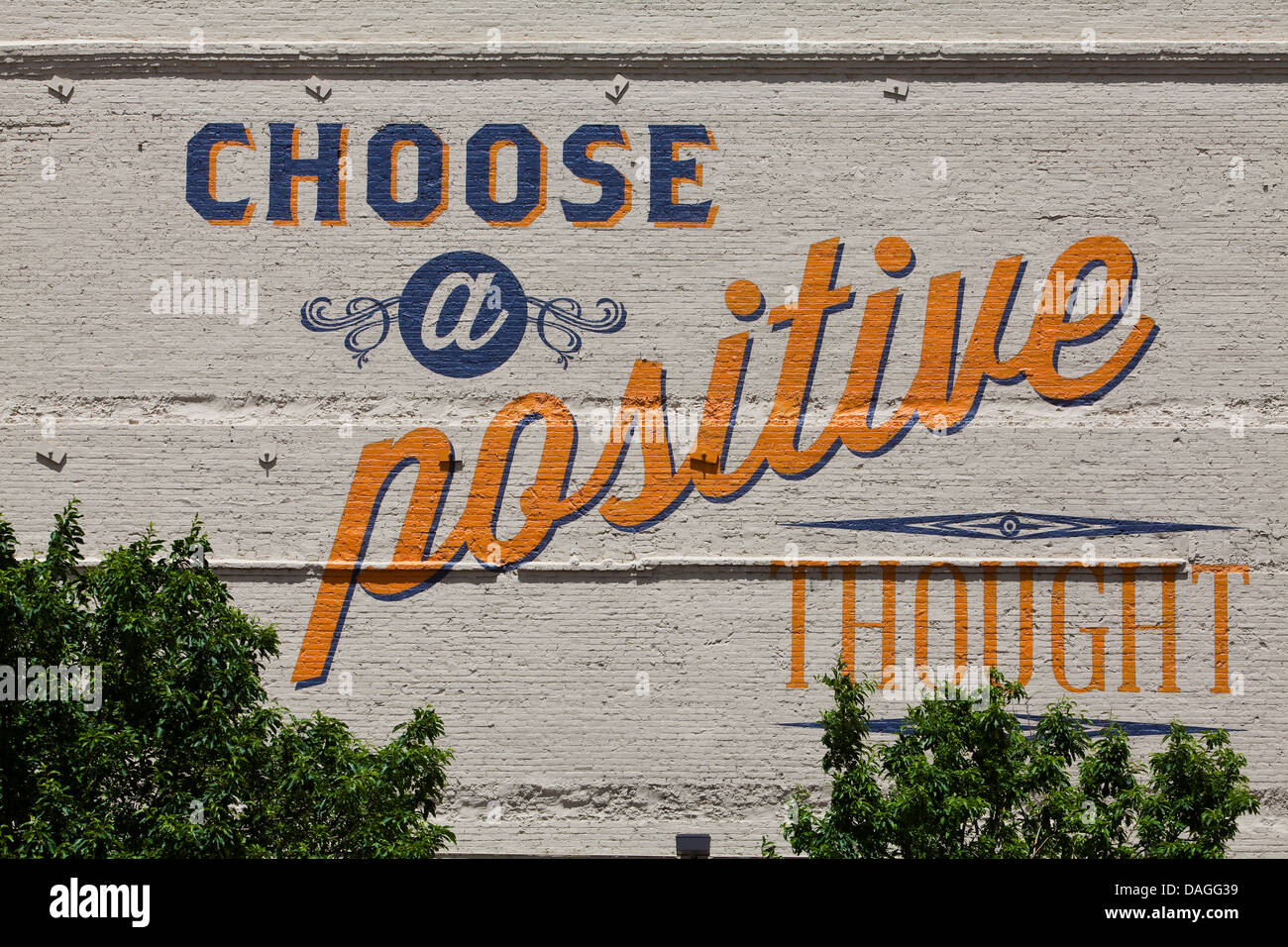Un murale che recita "Scegli un pensiero positivo' è visto nel terzo Ward quartiere storico di Milwaukee Foto Stock