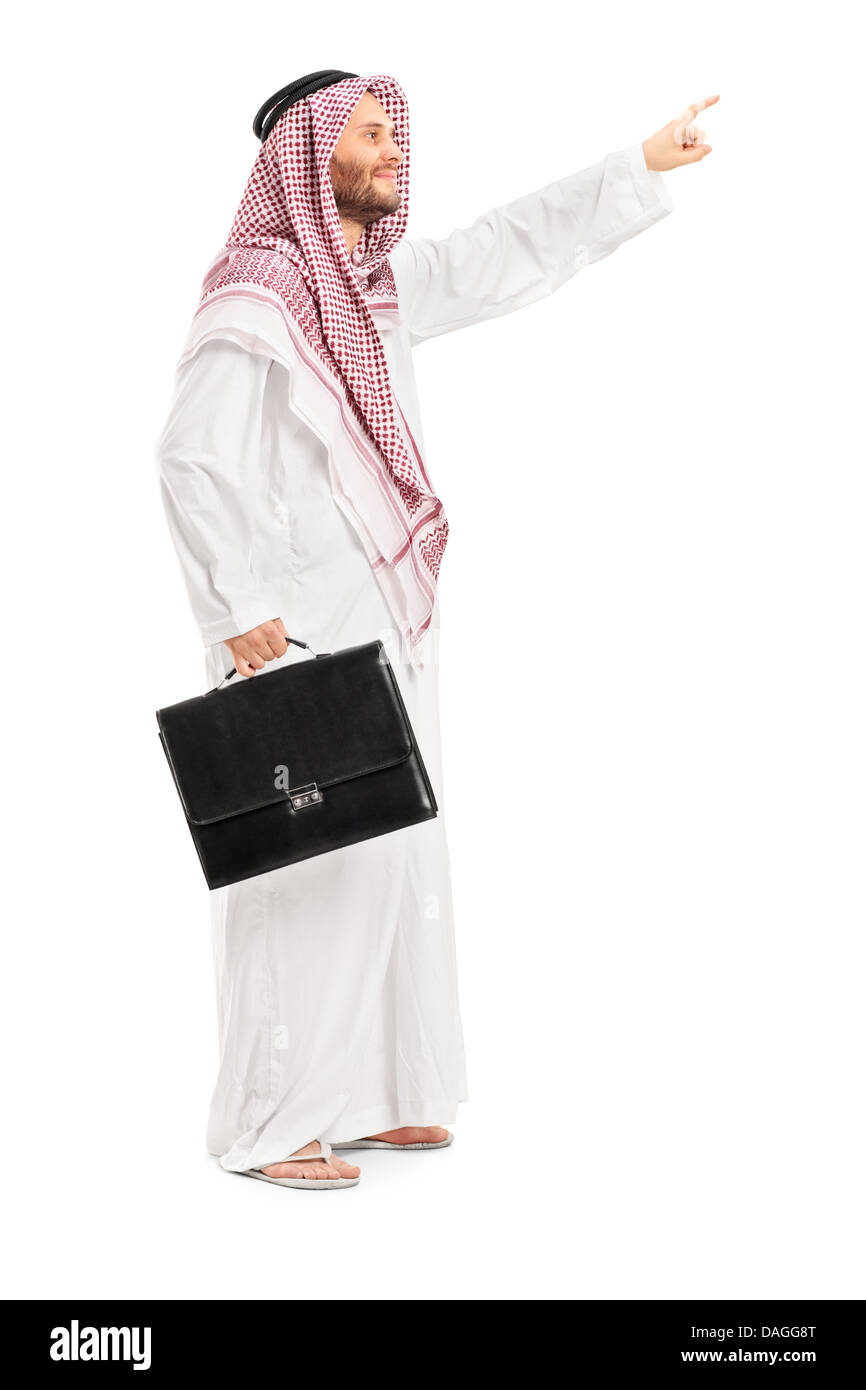 A piena lunghezza Ritratto di un maschio arab persona in possesso di una valigetta in pelle e puntamento Foto Stock