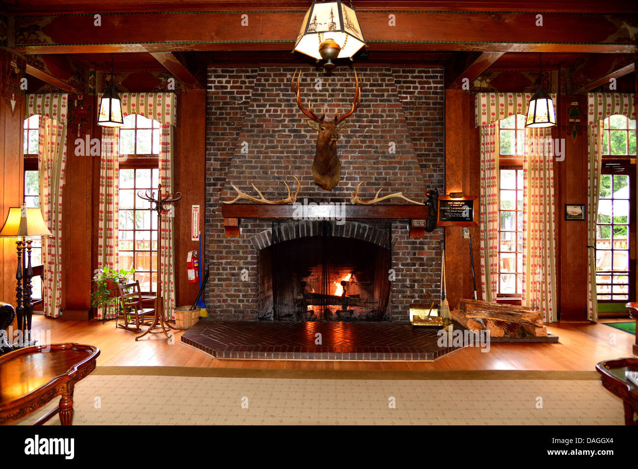 Caminetto nella lobby principale della storica Lake Quinault Lodge. Il Parco nazionale di Olympic, Washington, Stati Uniti d'America. Foto Stock
