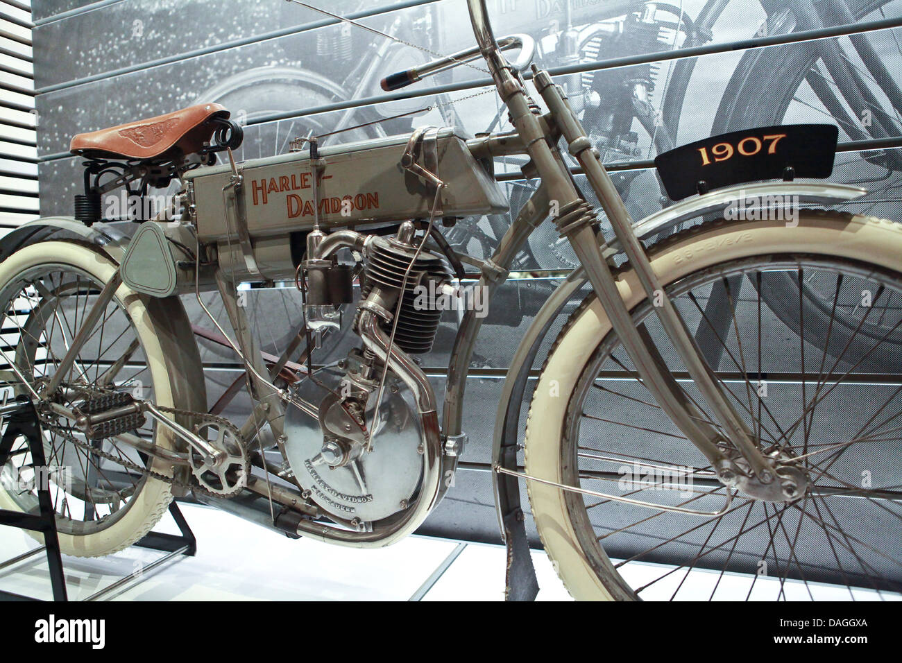 Un 1907 Harley-Davidson motocicletta viene visualizzato sul display al Museo Harley-Davidson in Milwaukee Foto Stock