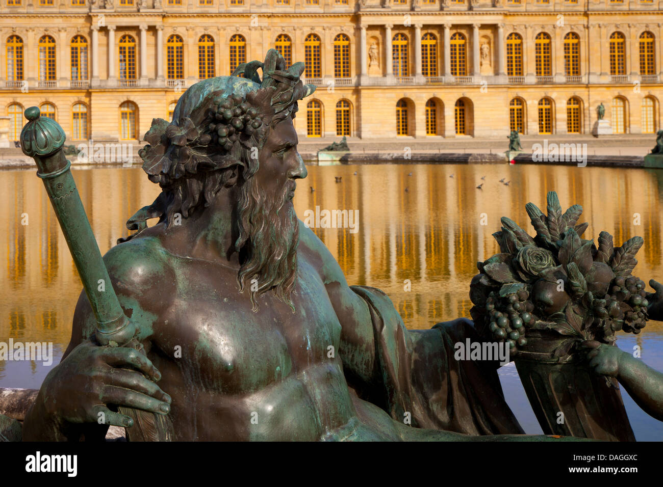 Statua reclinata accanto alla piscina al Chateau de Versailles, Francia Foto Stock