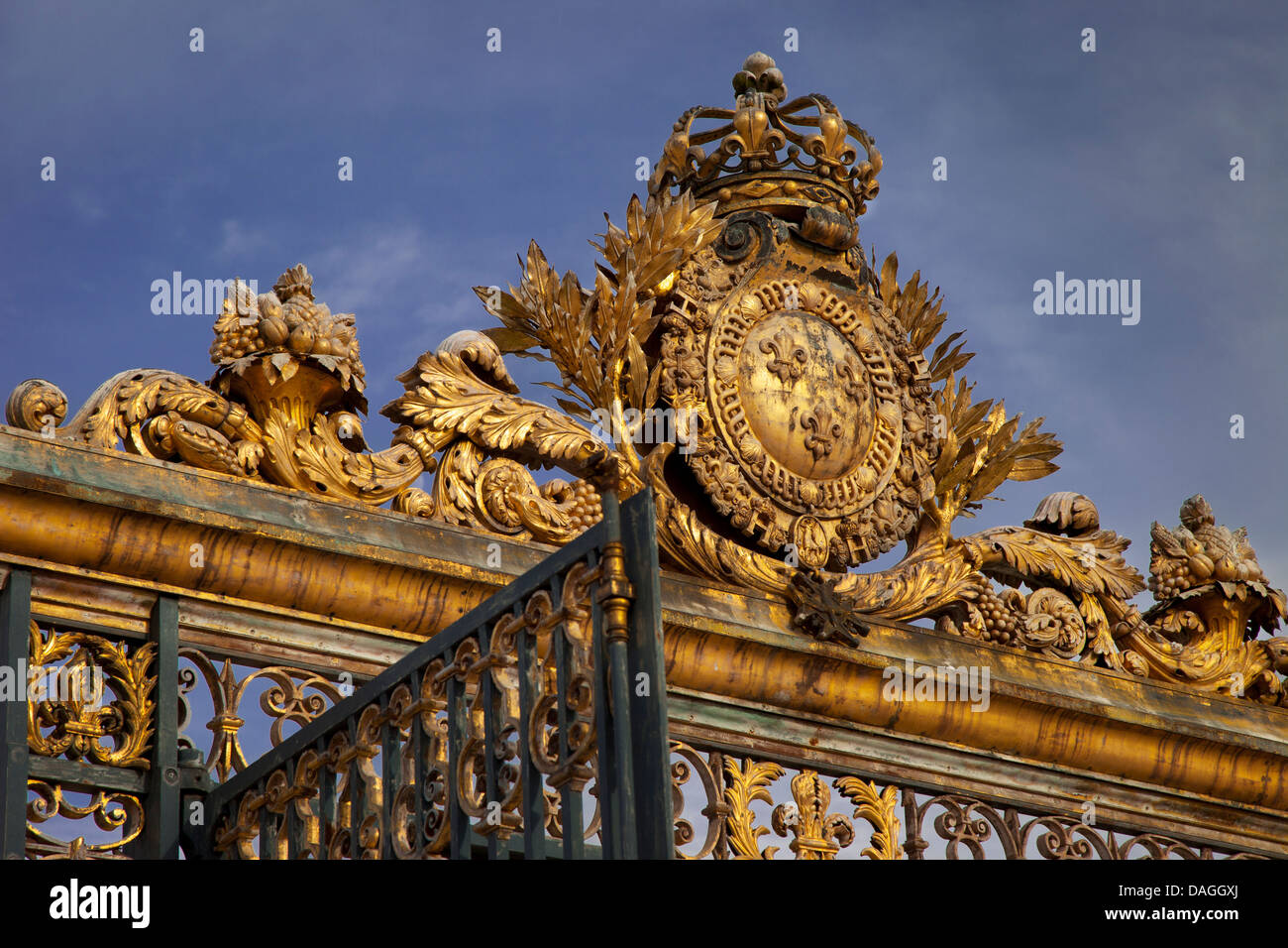 Ornati in entrata al cancello per il Palazzo di Versailles vicino a Paris Francia France Foto Stock