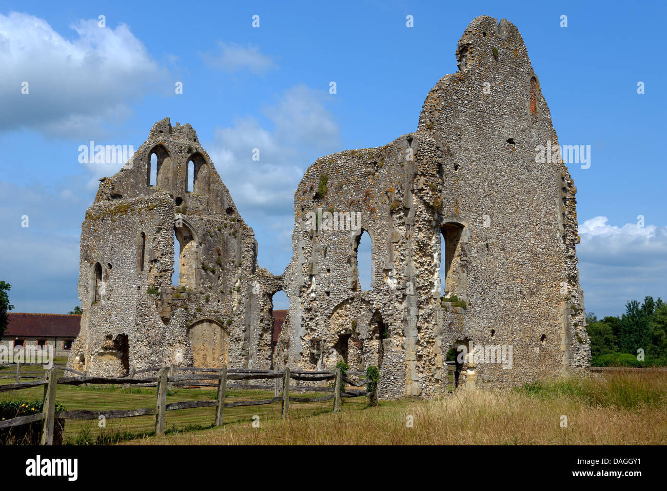I resti del guest house, Boxgrove Priory, Boxgrove, West Sussex Foto Stock